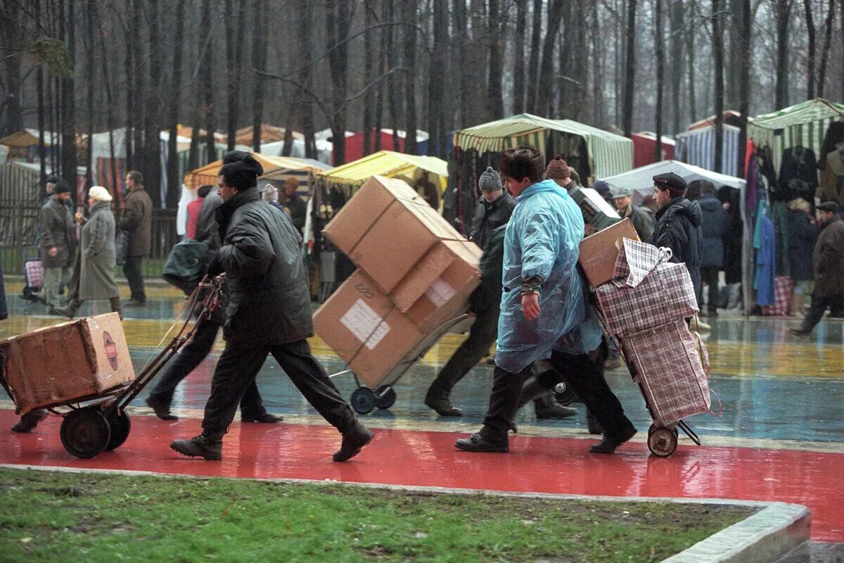 Челнок 90. Челноки 1990. Россия челноки 90-е. Челноки на рынке. Челноки с баулами в 1990-е.