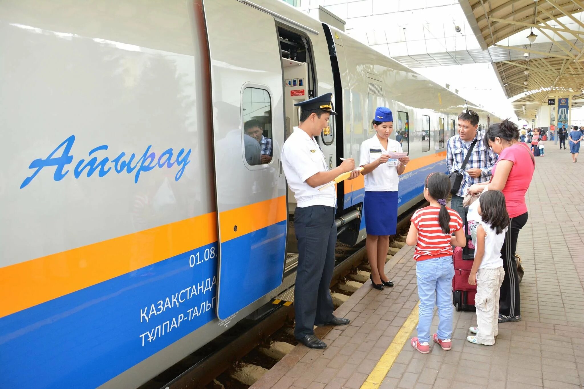 В казахстане стоят поезда. Алматы темир жолы станция. Поезд тулпар тальго. Казахстан темир жолы тальго. Станция азат казахстан.