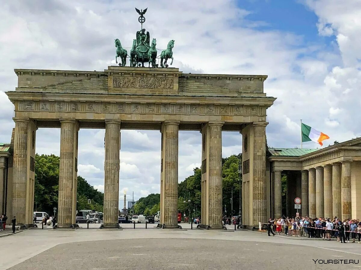 Какие достопримечательности есть в германии. Бранденбургские ворота в Берлине. Достопримечательности Германии Бранденбургские ворота. Символ Берлина Бранденбургские ворота. Триумфальные ворота в Берлине.