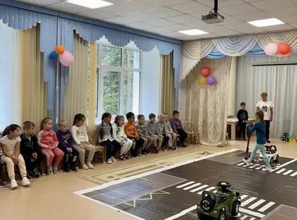 Группа детского сада построилась парами мальчик