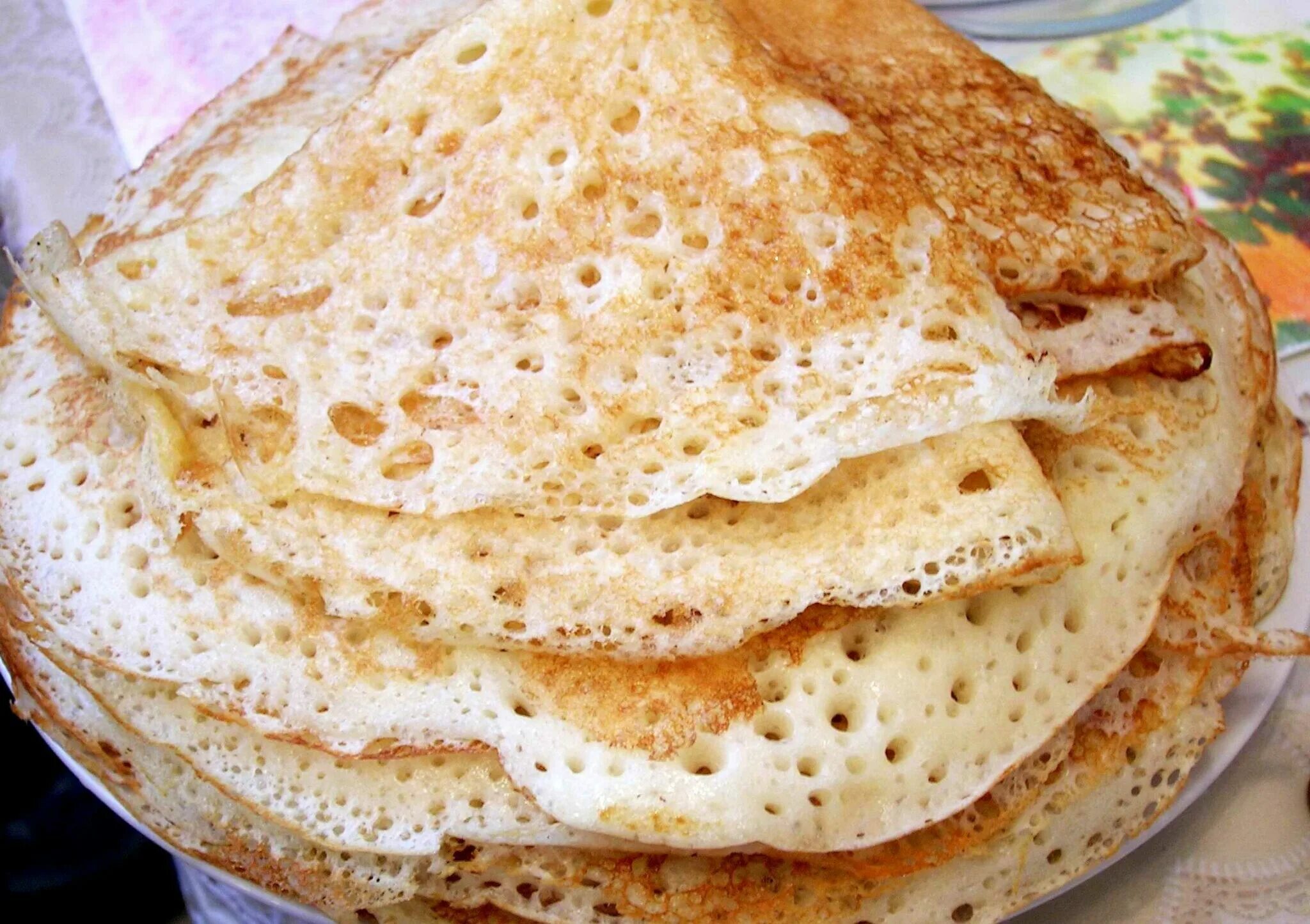 Блины с дырочками. Дрожжевые блины. Тонкие блины на молоке и воде. Блины на молоке тонкие вкусные пошаговые. Блины на простокваше.