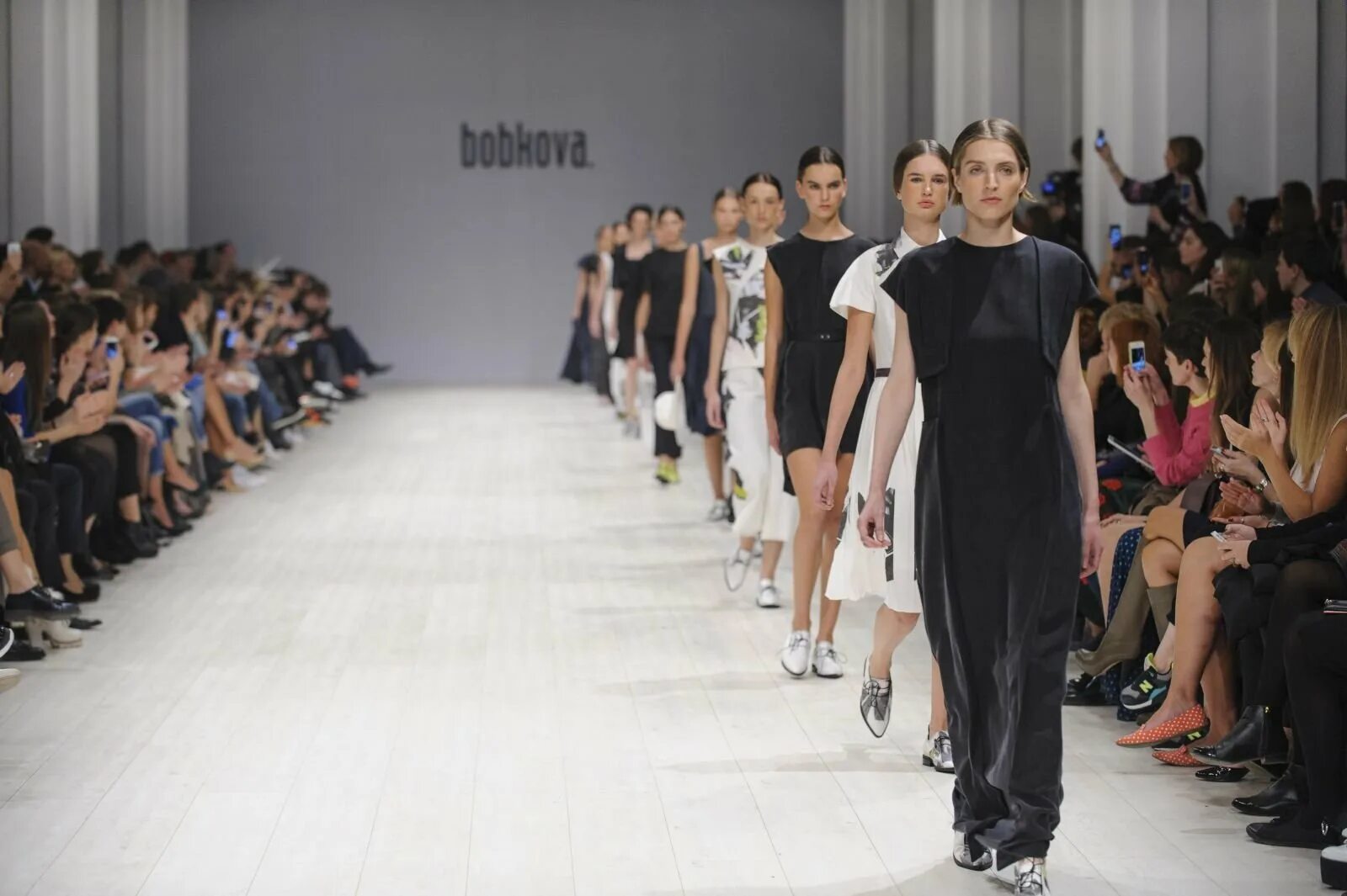 Подиум показ. Fashion подиум. Max mara подиум. Фотомодели на подиуме. Ralph lauren 2022 показ.