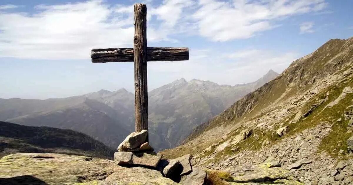 Cross standing. Старинный деревянный крест. Православный крест на Холме. Крест на горе. Голгофа для Креста из камня.