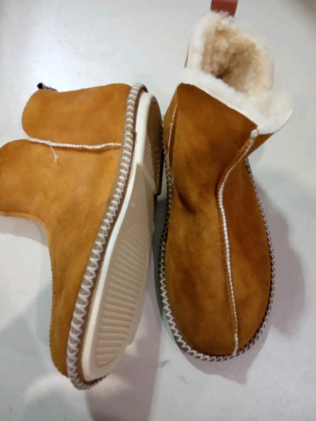 Чуни меховые. Меховые пинетки для малышей. Теплые тапки из овчины. Сшить тапочки из меха. Чуни из овчины.