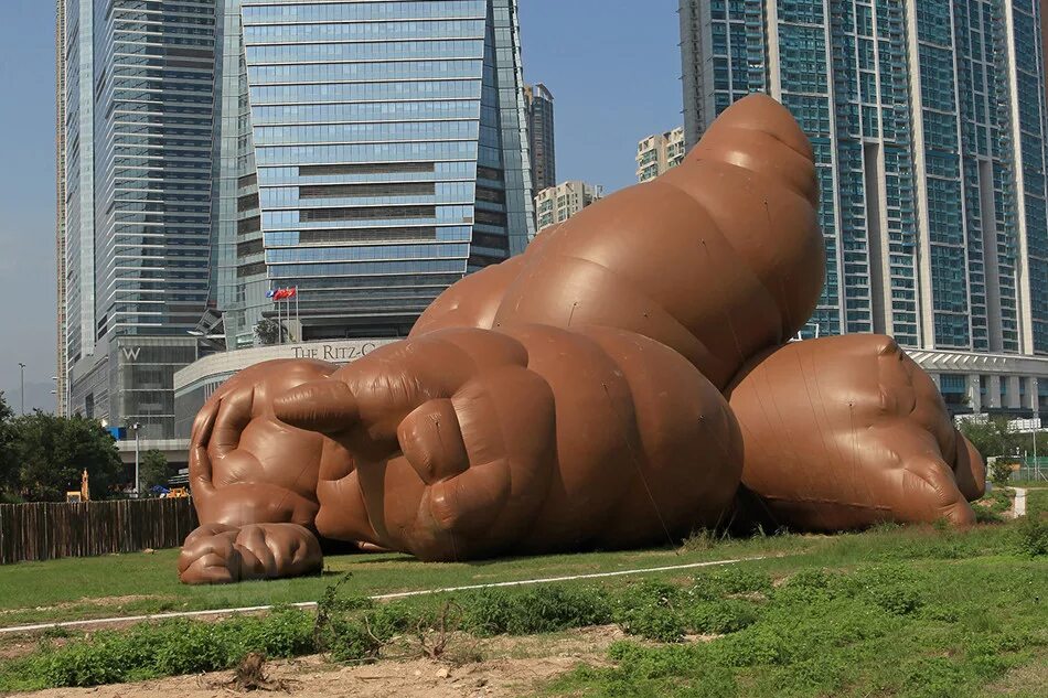 Пол маккарти скульптор. Большая какашка в самом мире. Памятник какашкам в гонконге. Большие гиганты. Самая большая какашка в мире.