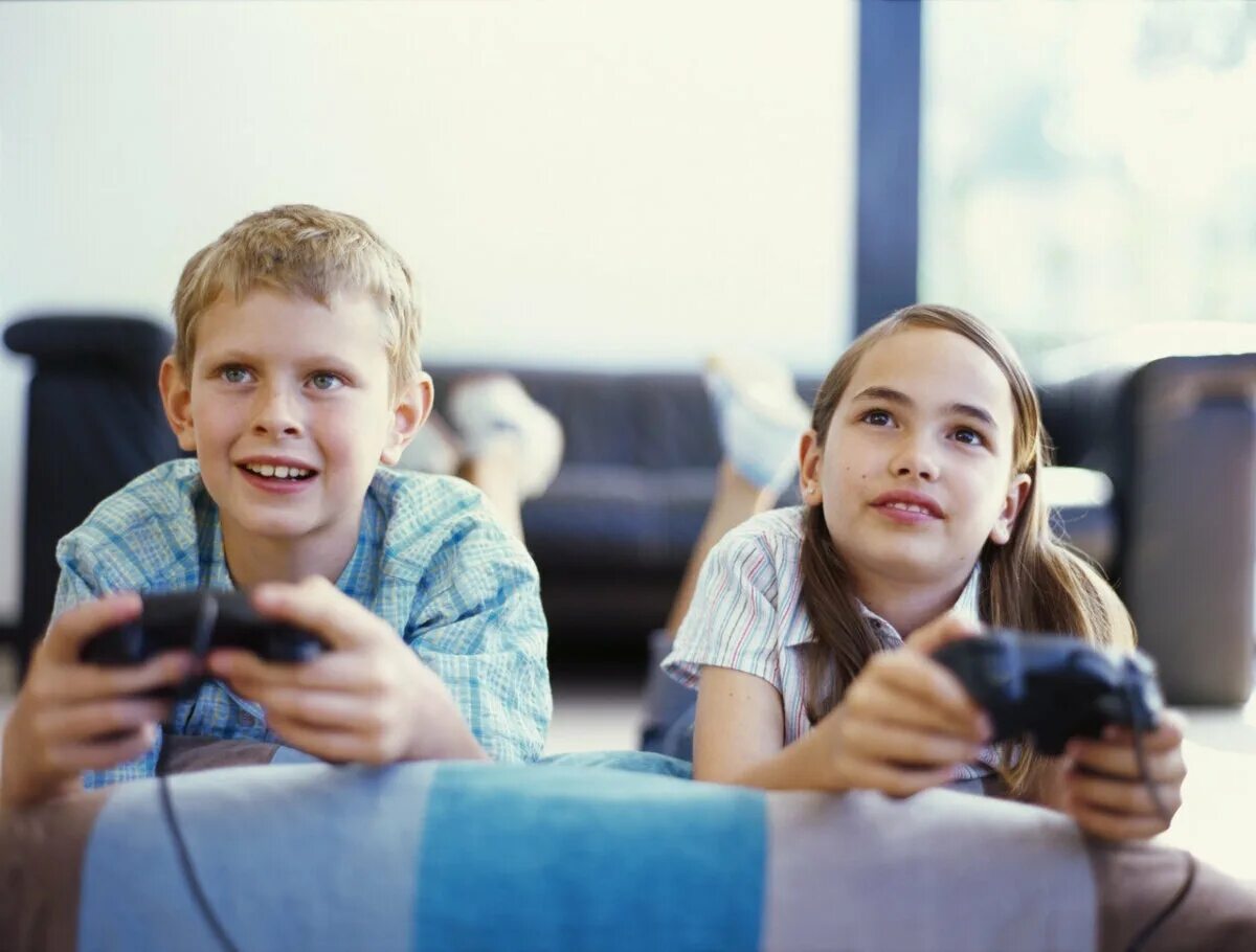 They play video games. Компьютерные игры для детей. Дети играющие в компьютерные игры. Ребенок играющий в компьютерную игру. Дети за компьютерными играми.