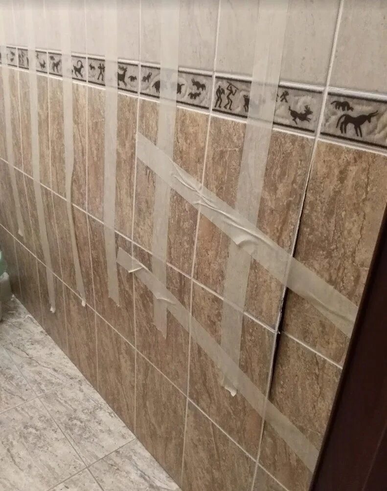 Отходит плитка в ванной что делать. Отошла плитка в ванной на стене. Отошла плитка в ванной на стене. Отслоение керамической плитки от стены. Потрескался плиточный клей на стене.