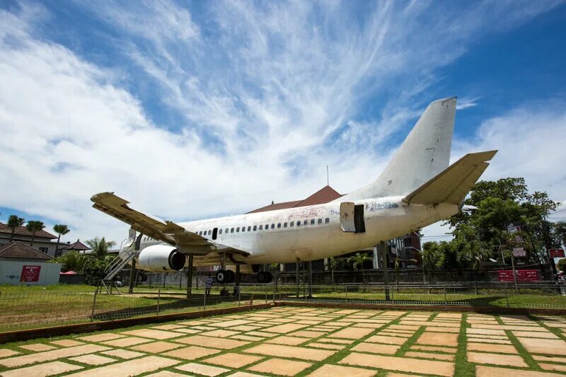 Заброшенный самолет на Бали. Отель самолет в Индонезии. Бали остров с самолёта.