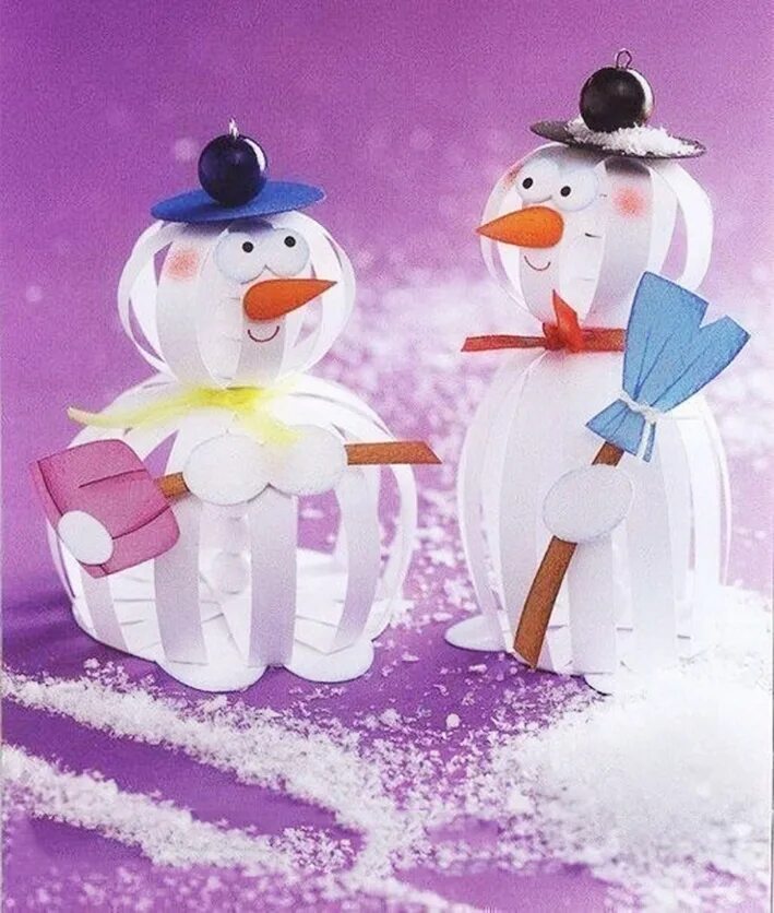 Поделка снеговик из бумаги объемный. Снеговик из полосок. Снеговик из бумаги объемный из полосок. Поделка снеговик для детского сада. Снеговик из полосок.