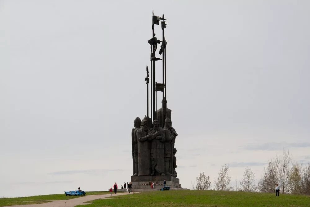 Псков памятник невскому на соколихе. Мемориал александру невскому на берегу чудского озера. Монумент ледовое побоище в пскове. Памятник ледовому побоищу в пскове. Псков гора соколиха памятник александру невскому.