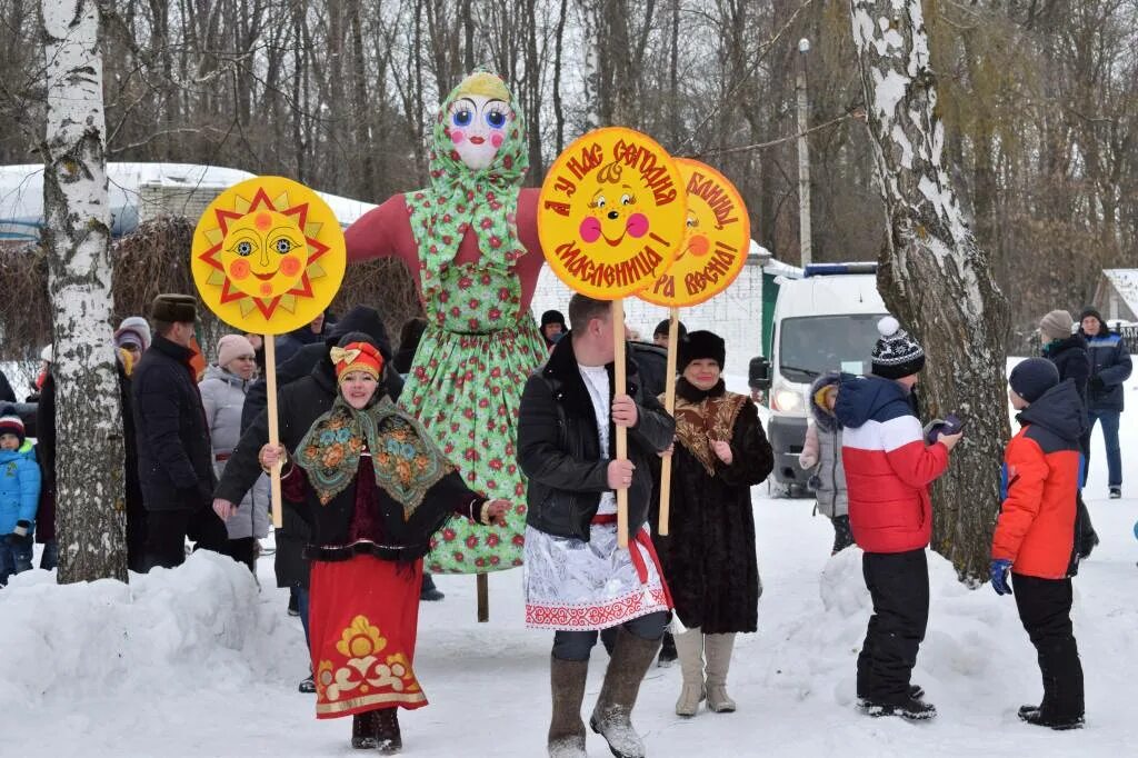 Масленица в закамске. Декорации на Масленицу. Народное гуляние. Чучело на Масленицу. Празднование Масленицы.