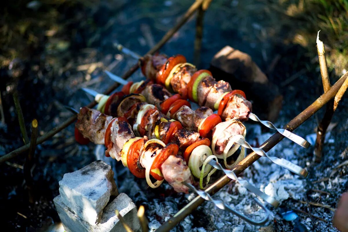 Шашлык сейчас. Шашлык сейчас. Шашлык. Шашлыков москва. Готовый шашлык.