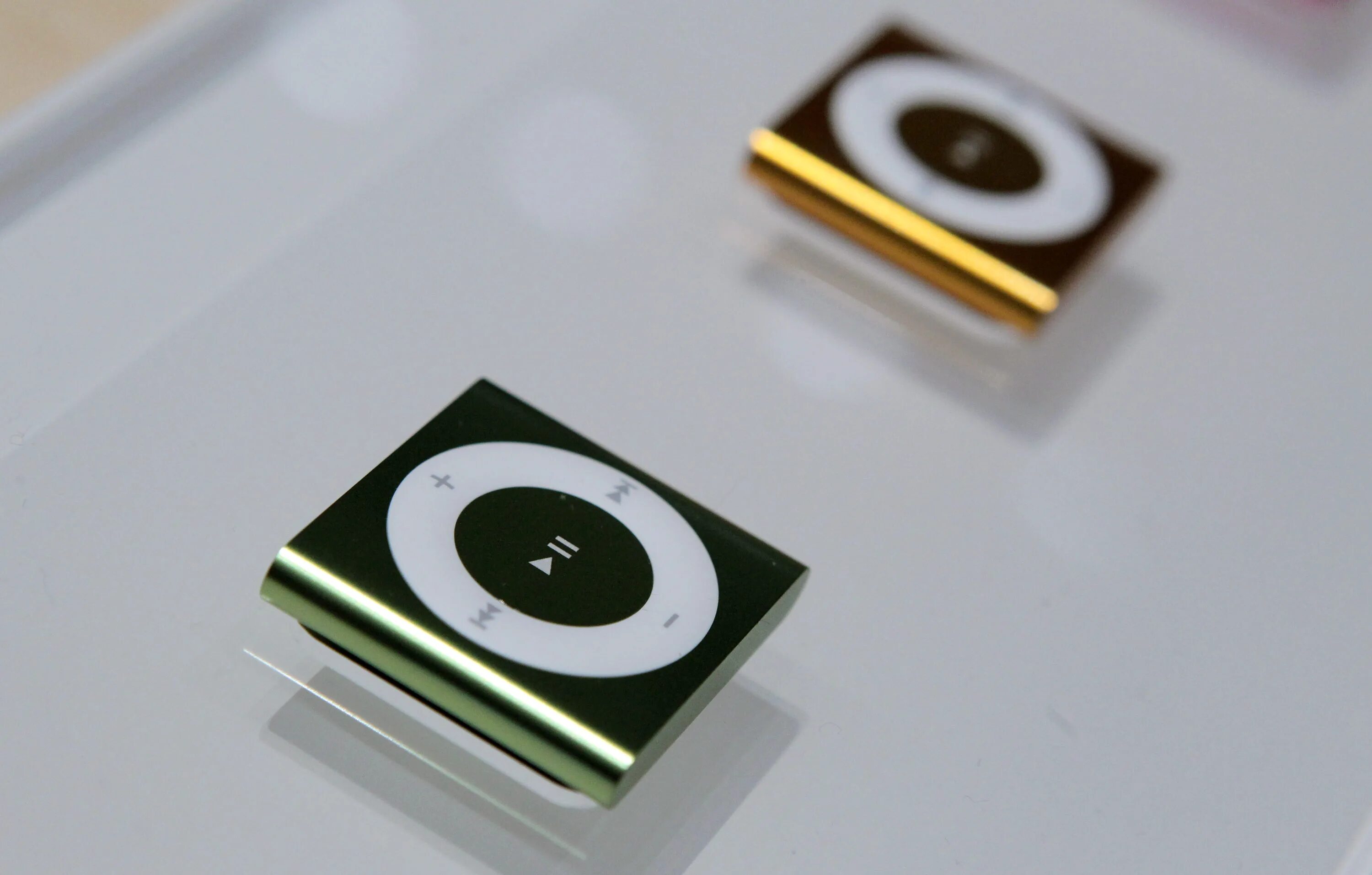 Ipod shuffle купить. IPOD Shuffle 7. Айпод шафл 1. Айпод шафл 5. Apple IPOD Shuffle.