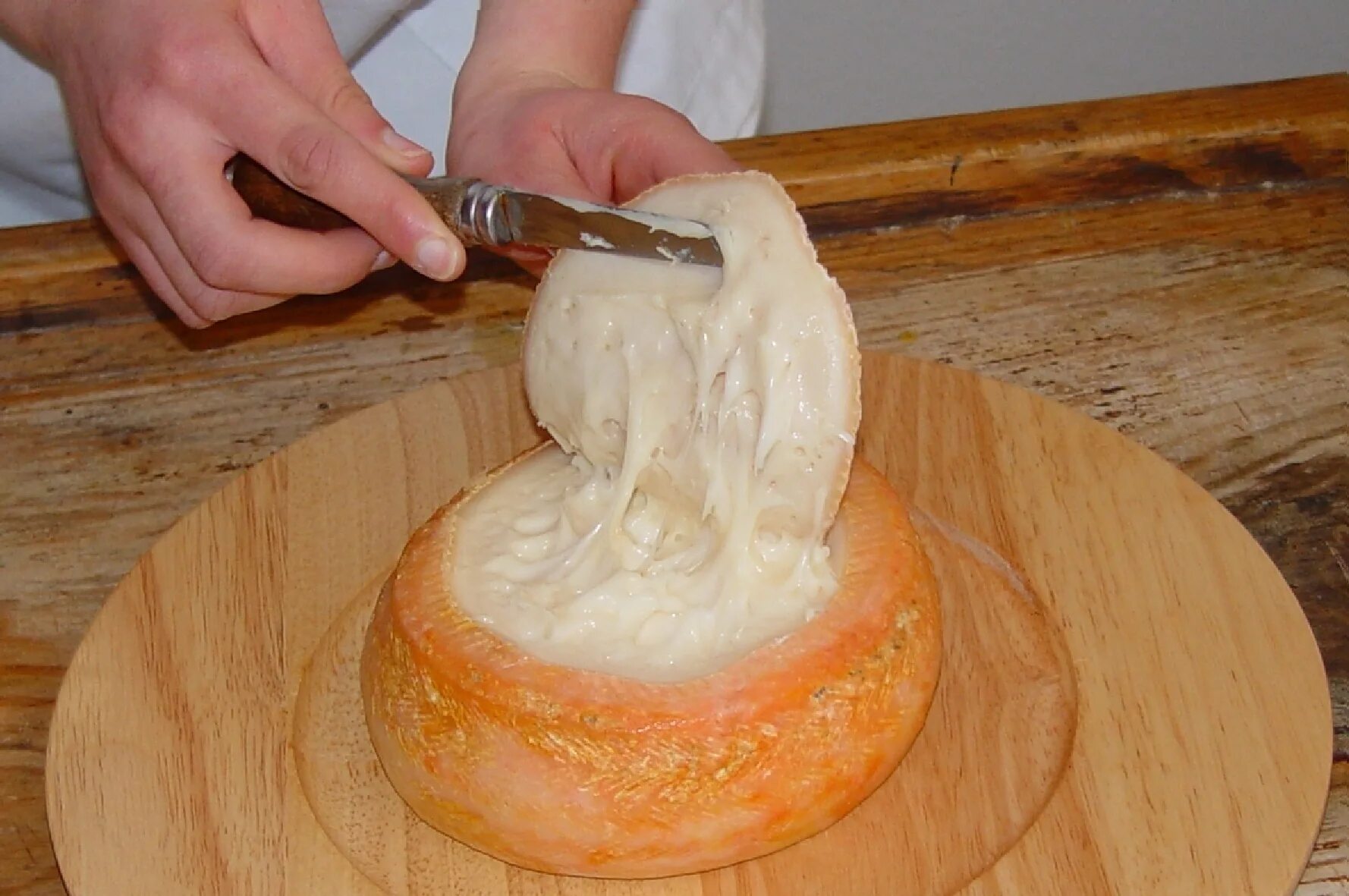 Почему пирог сырой. Сыр торта дель касар. Клеклое тесто. Сыр касар. Почему тесто клеклое.