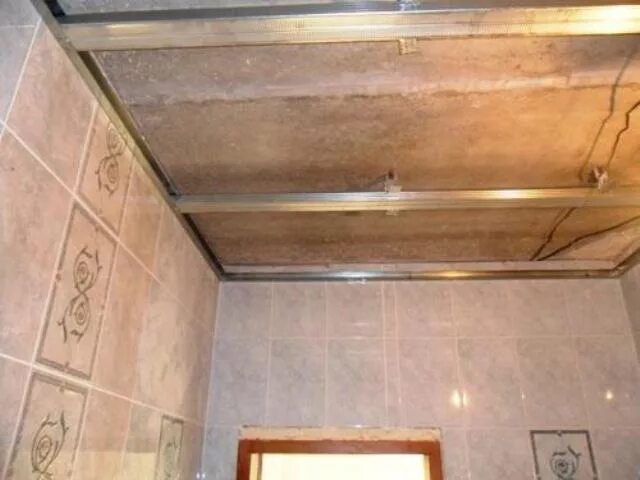 Потолок в ванне своими руками. Пластиковый потолок в ванную. Реечный потолок в санузле. Крепление реечного потолка в ванной. Монтаж пластиковых панелей на потолок.