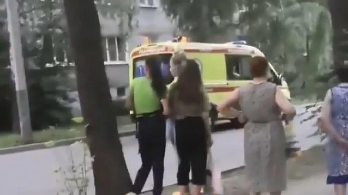 Девушка выпала из окна в пензе. Девушка выпала из окна пенза. Спрыгни с пятого этажа. Пенза гпз мальчик выпал из окна. Девушка выпала с 9 этажа пенза.