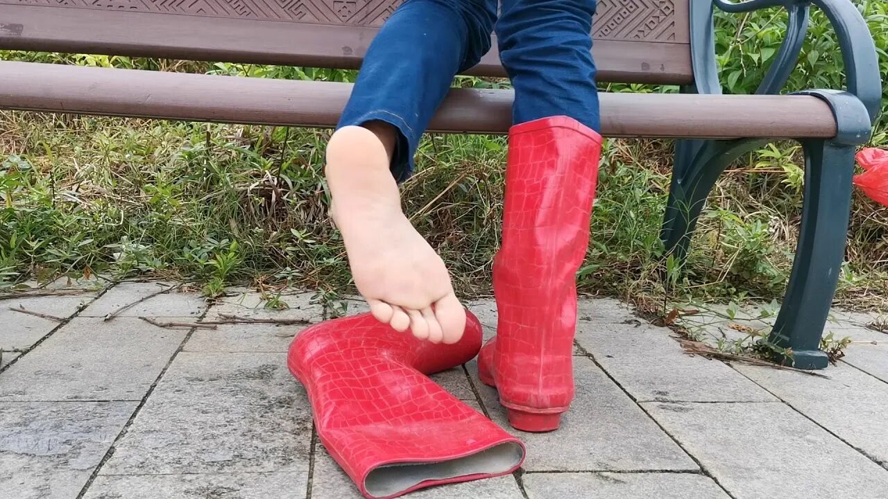 Boot off. Дарока rubber boots. red rubber boots dirt. rubber boots popular in уг. rubber transparent boots.