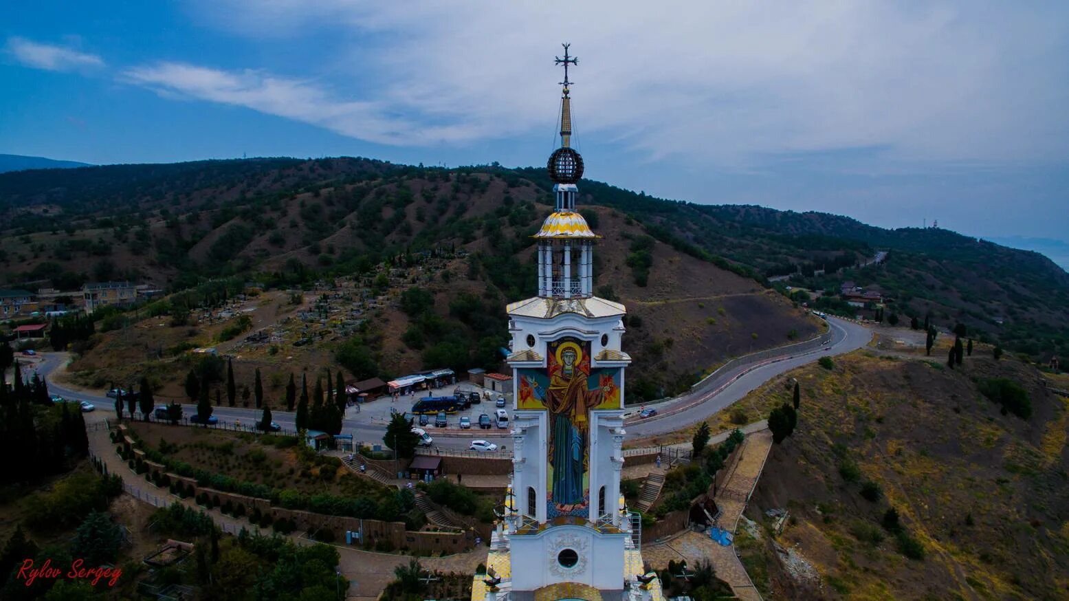 Окрестность алушты. Храм-Маяк Николая Чудотворца Крым. Храм-Маяк в Малореченском. Алуштинские храмы Малореченское. Храм-Маяк святителя Николая Чудотворца (село Малореченское).