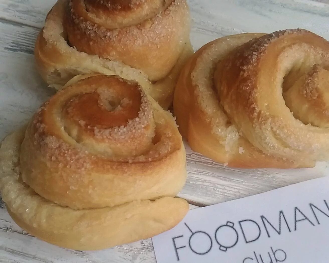 Плюшки из дрожжевого. Дрожжевые булочки с маслом и сахаром. Булочки с сахаром. Дрожжевые булочки с маслом и сахаром. Красивые дрожжевые булочки.