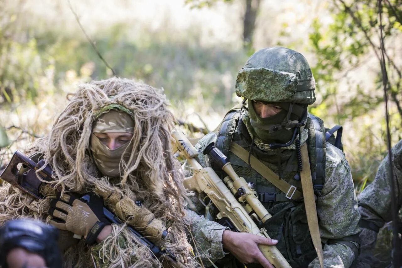 Снайперская группа. Военный снайпер. Военнослужащие Снайперы. Командир снайперской группы удочерил девочку