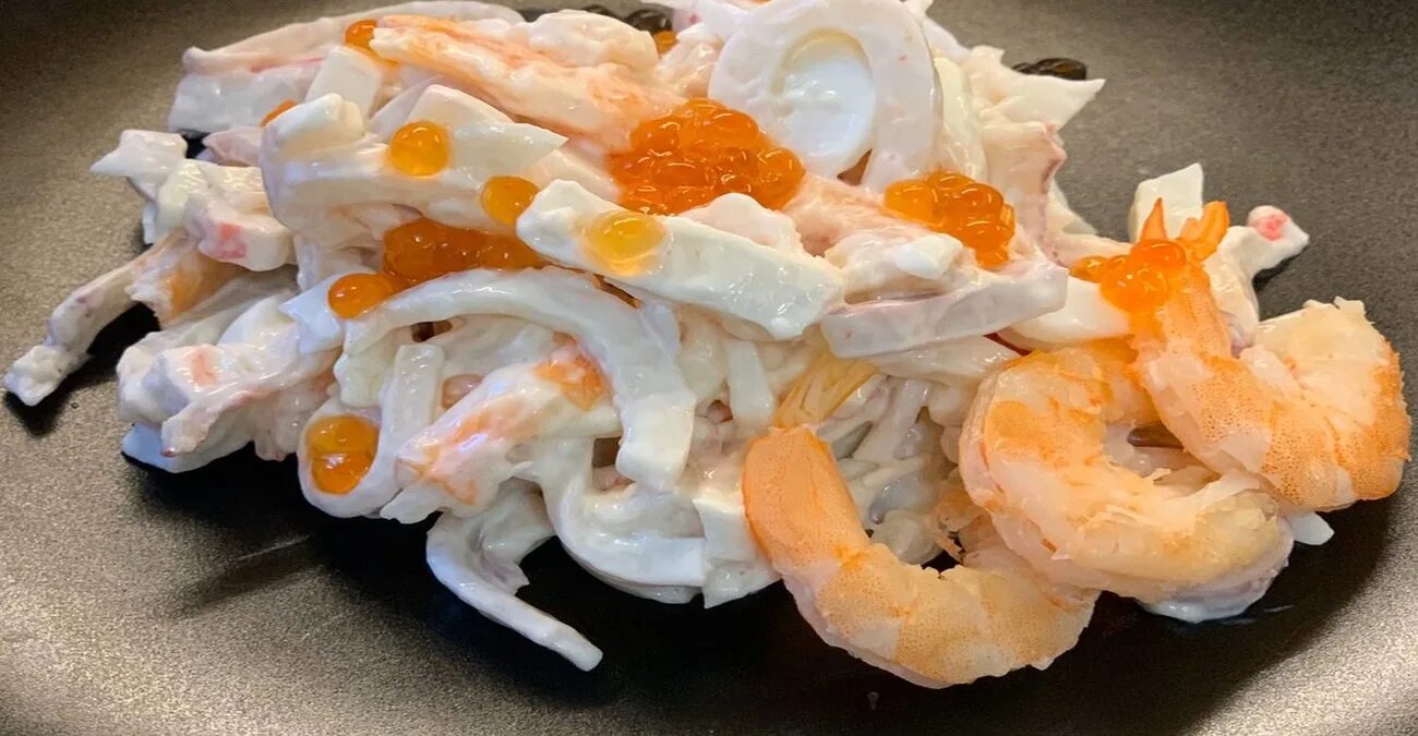 Салат кальмары креветки крабовые палочки сыр. Салат морской бриз с кальмарами и крабовыми палочками. салат морской бриз с кальмарами. морской салат с кальмарами с креветками с перцем. салат морской прибой с кальмарами.