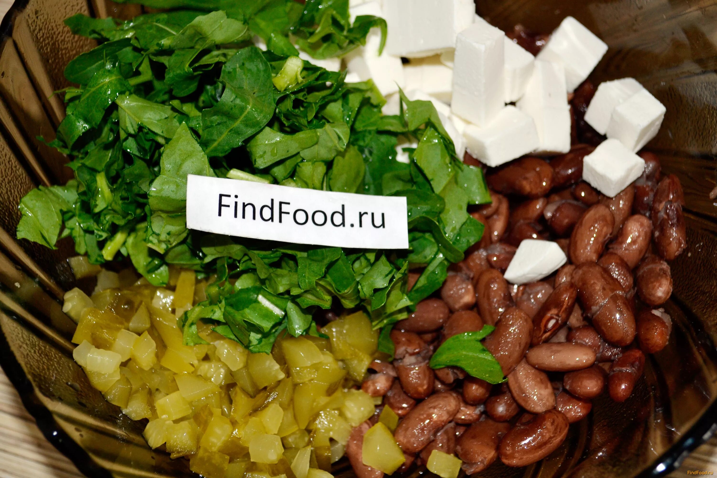 Салат будапештский. Салат с персиками и брынзой. Салат из фасоли и брынзы. Салат из стручковой фасоли с помидорами. Салат фасоль брынза.