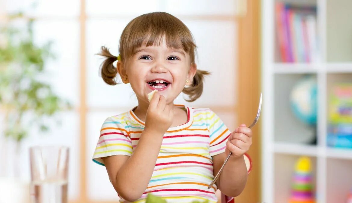 Правильное питание для детей. Покажи еду для детей. Ужин для детей. Ребенок кушает. Еда для детей.