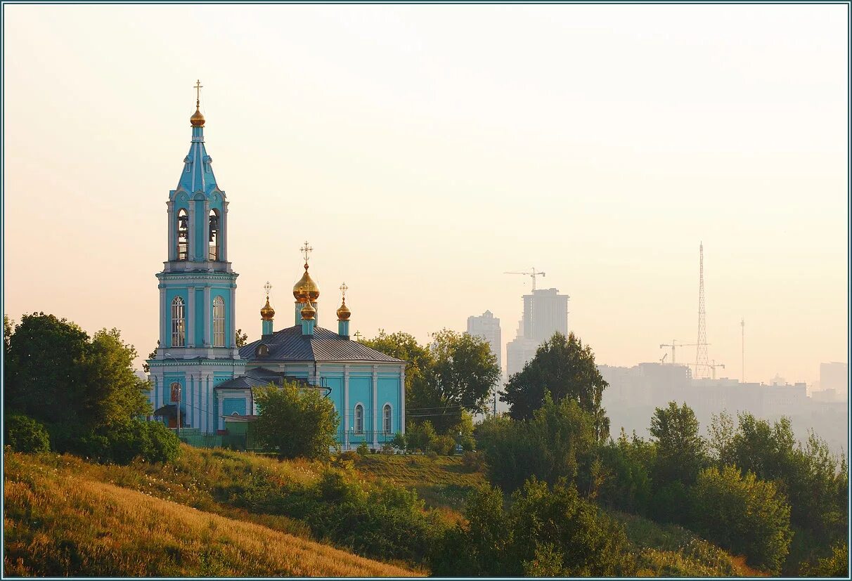 Церковь на холмах. Храм Крылатские холмы. Церковь Рождества Богородицы Крылатское. Храм Рождества Пресвятой Богородицы в Крылатском г. Москвы. Храм на холмах Крылатское.