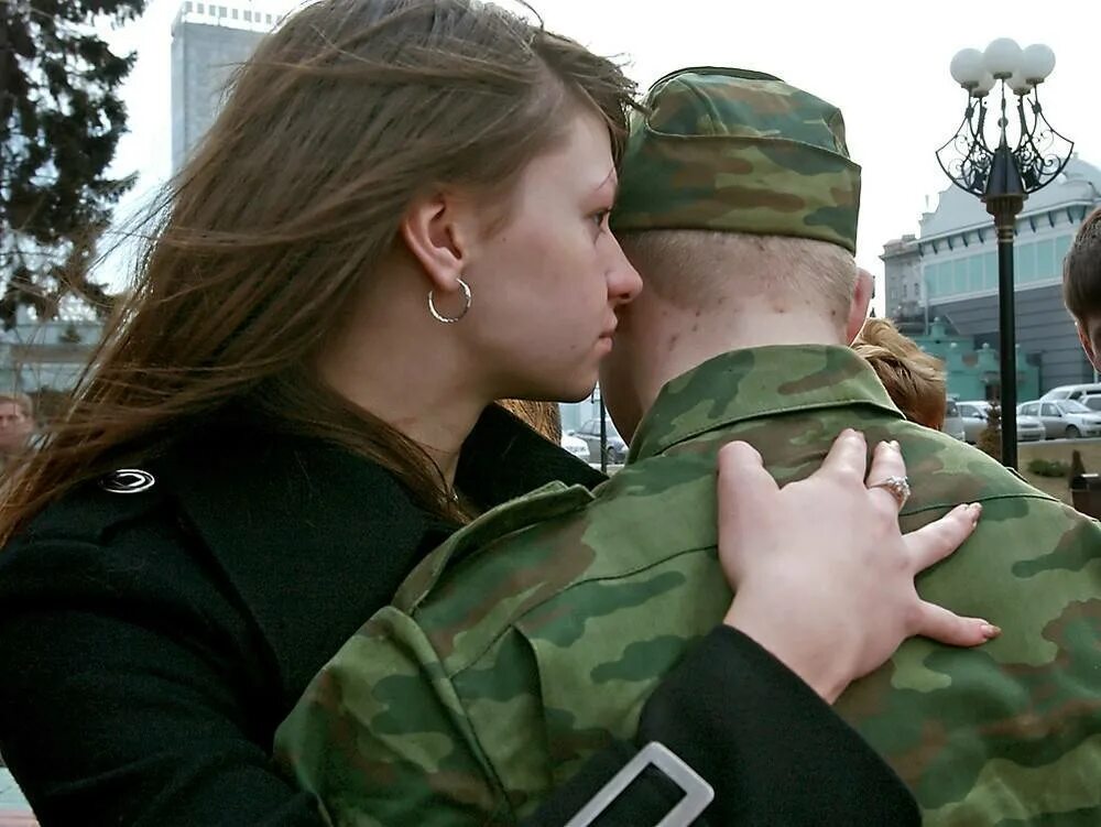 Мужчина ушел на сво. Российский солдат с девушкой. Прощание в армию. Провожают в армию. Парня провожают в армию.