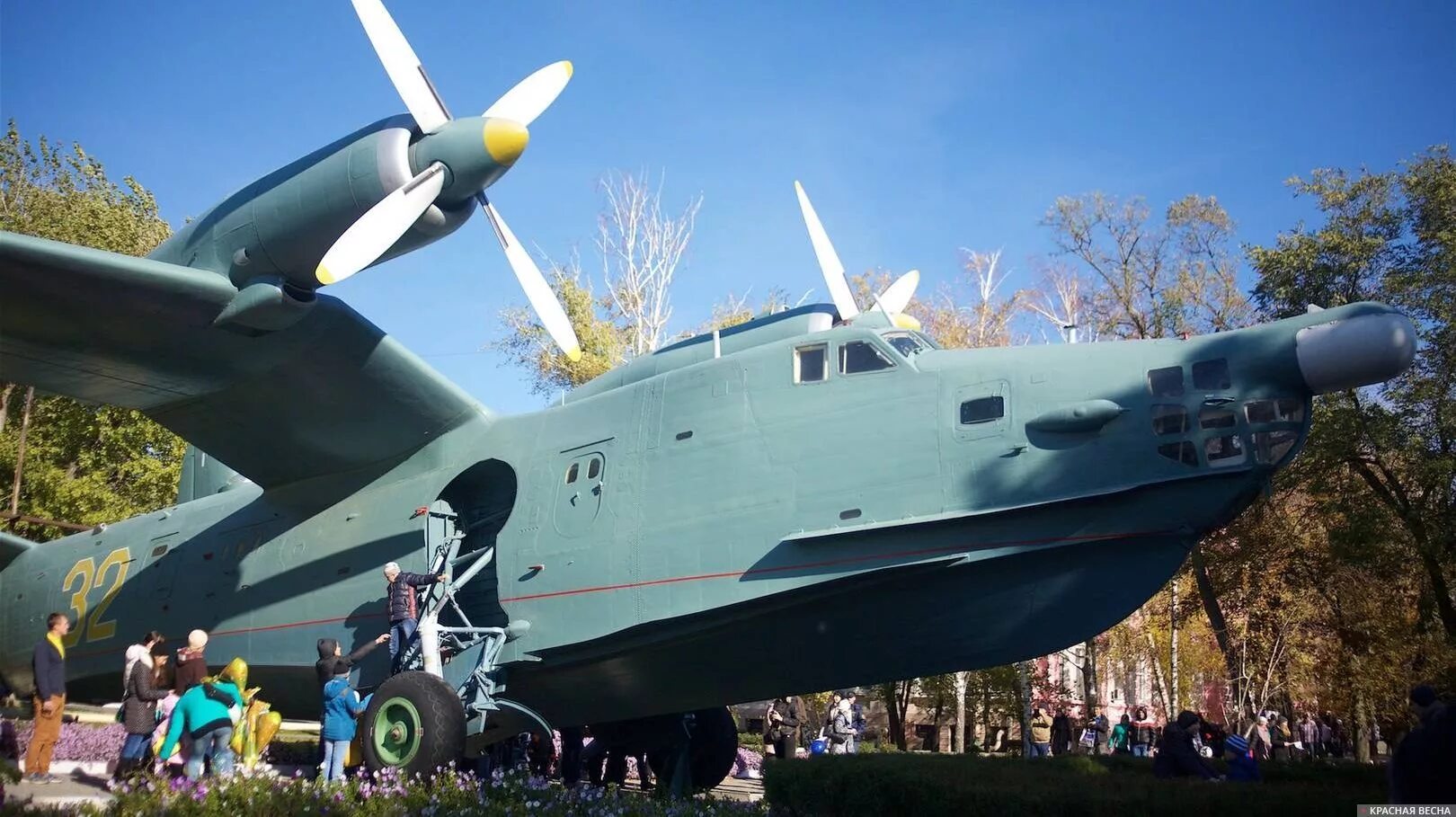 Таганрог фото самолета. Таганрог памятник истребителю. Бе 12 таганрог. Самолеты бериева. Авиа таганрог.
