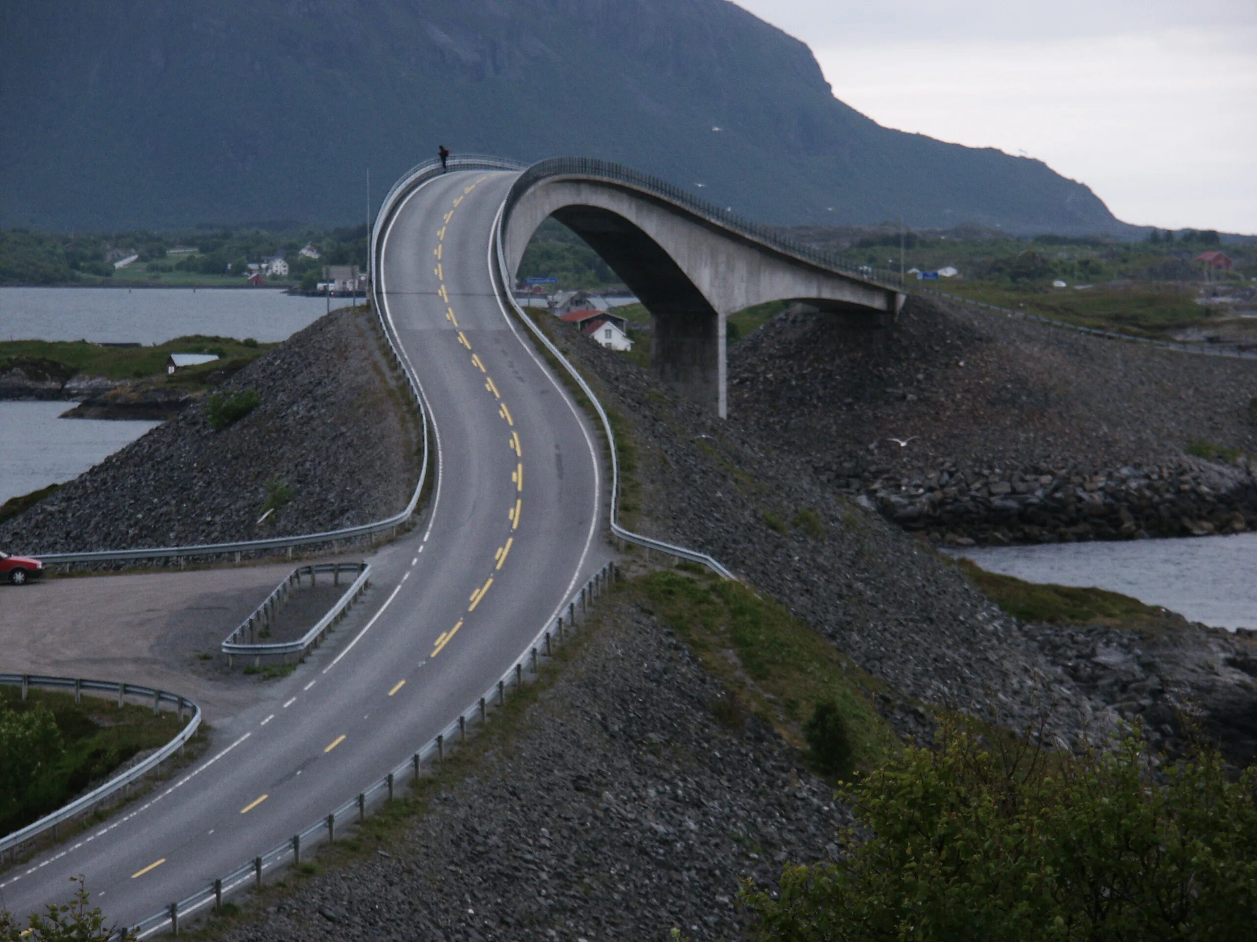 Дорога 7 метров. Сторсезандетский мост. Atlantic Road в Норвегии. Мост Сторсейсундет, Норвегия. Мост в никуда Норвегия.