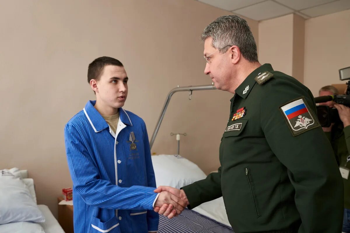 Награждение военнослужащих. Раненые военные РФ В госпитале. Поощрение военнослужащих. Вручение наград в госпитале.