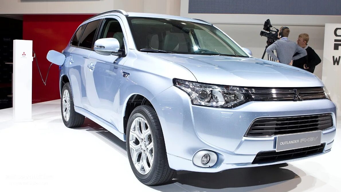 Mitsubishi гибрид. Мицубиси Аутлендер PHEV. Гибрид Mitsubishi Outlander PHEV. Mitsubishi Outlander Hybrid 2013. Mitsubishi Outlander Hybrid 2011.