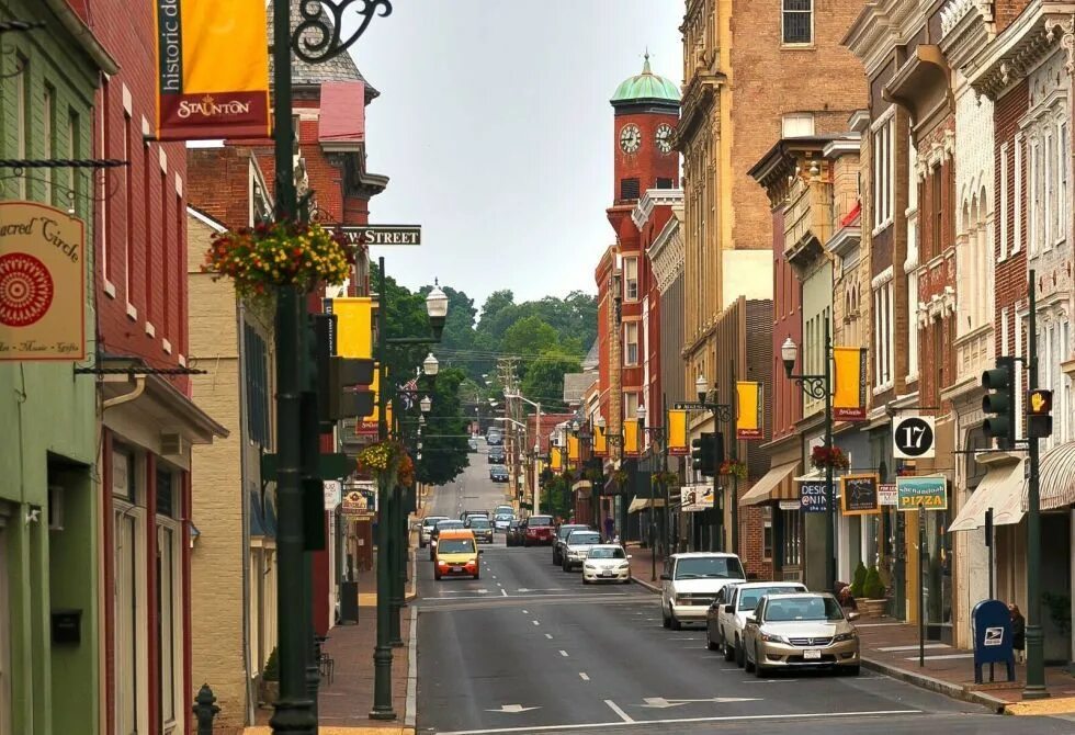 This town small. Американский городок Мэйн стрит. Главная улица США main Street USA. Улица Мейн-стрит Гаяна. Маленький городок Главная улица.