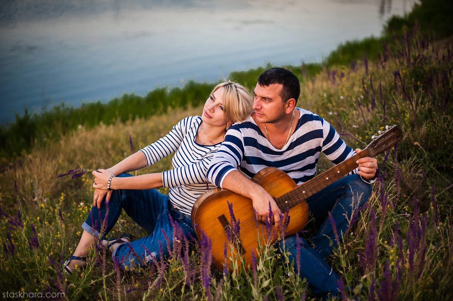 Гитара на природе. Парень с гитарой и девушка. Три мушкетера пора пора порадуемся. Влюбленные с гитарой. Парень с гитарой и девушка.