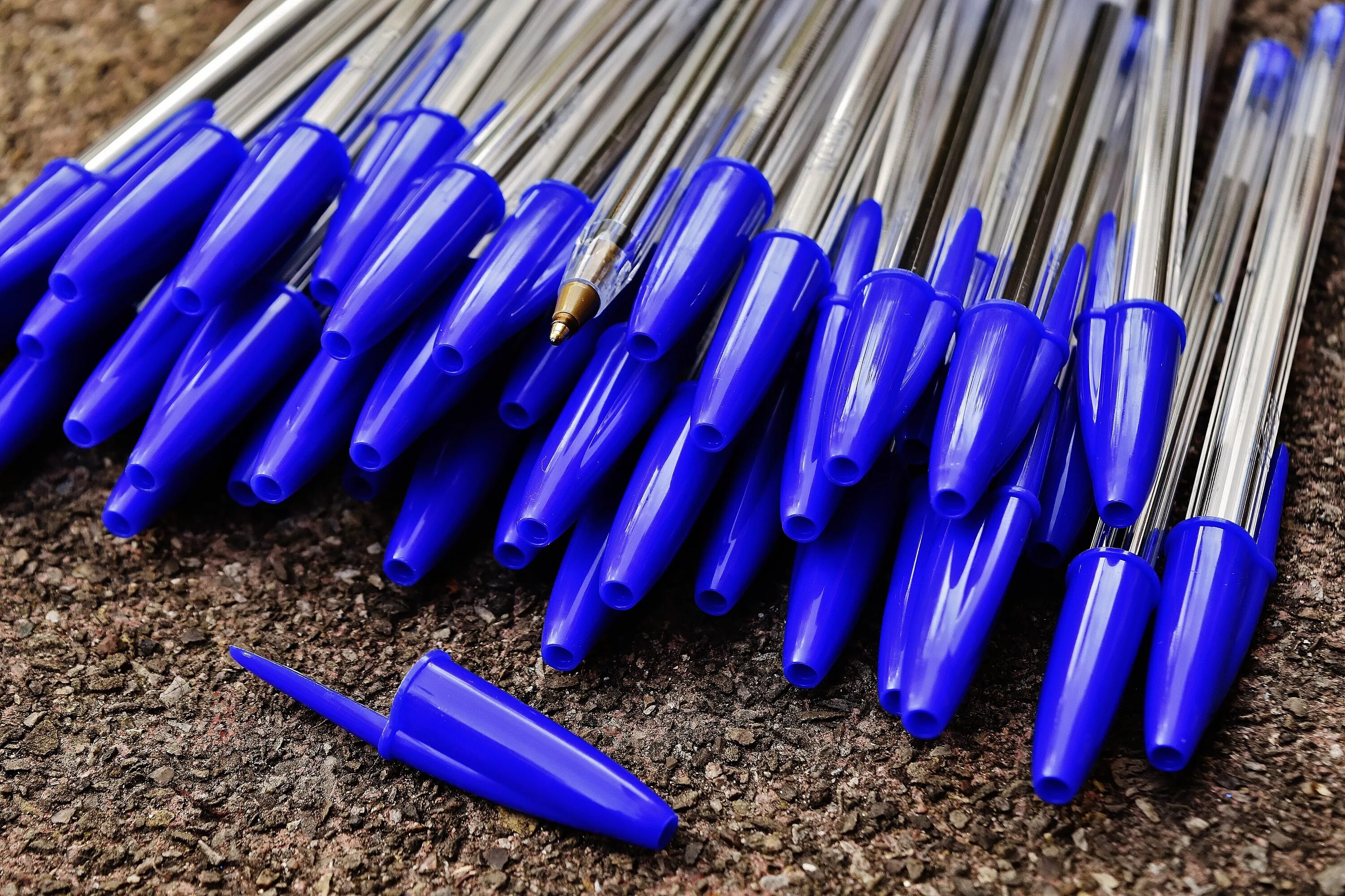 Ручки шариковые. Ручки шариковые много. Ручки шариковые синие. Куча ручек.