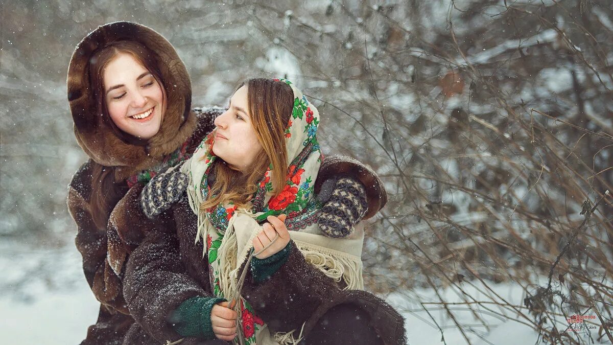 Девушка зима деревня. Зимний портрет женщины. Блоггер ольга бойко. Девушка в русском платке. Наташа синкевич.