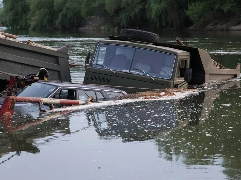 Пара утонула. Затонувшие паромы. Затонувший паром с автомобилями. Переправа затоплена. Паром на Днестре.