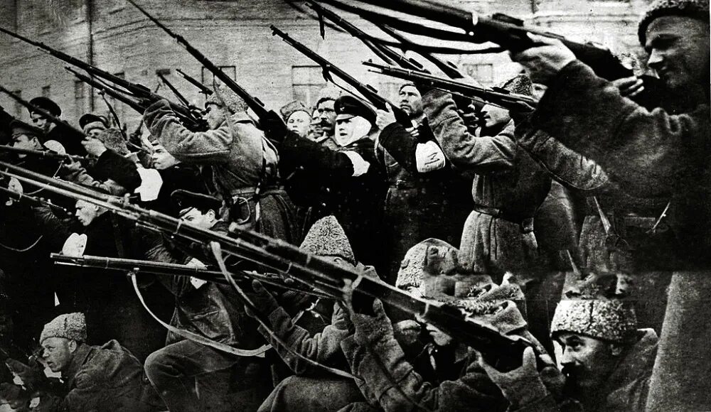 Большевики взяли. Октябрьская революция 1917. Революция октябрь 1917. Штурм зимнего дворца 1917. Октябрьская революция 1917 фото.