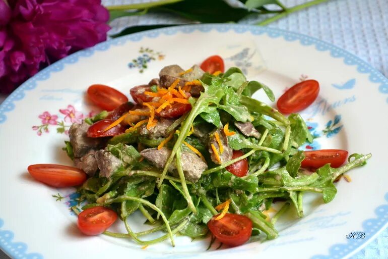 Руккола с куриной печенью. Теплый салат печень руккола. салат с куриной печенью и рукколой. салат с куриной печенью и рукколой и сыром. салат руккола с печенью куриной.