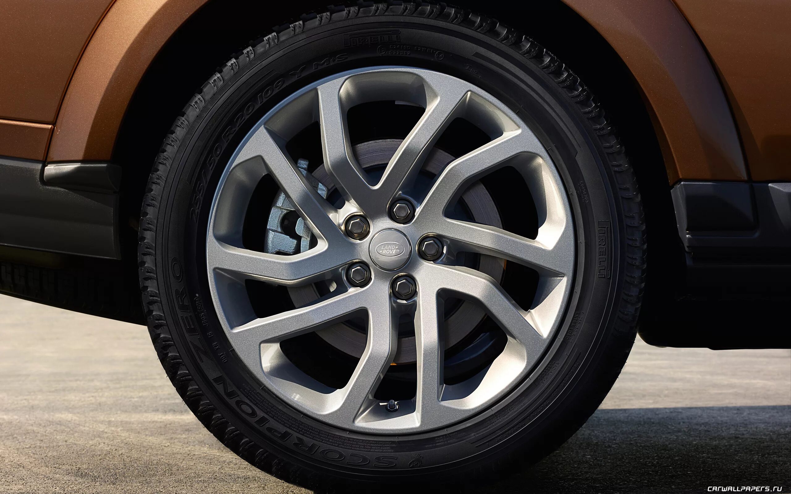 ленд ровер дискавери 4 r22. колеса discovery. Land rover discovery 5 r19. черные диски на дискавери 4. колея дискавери 4.