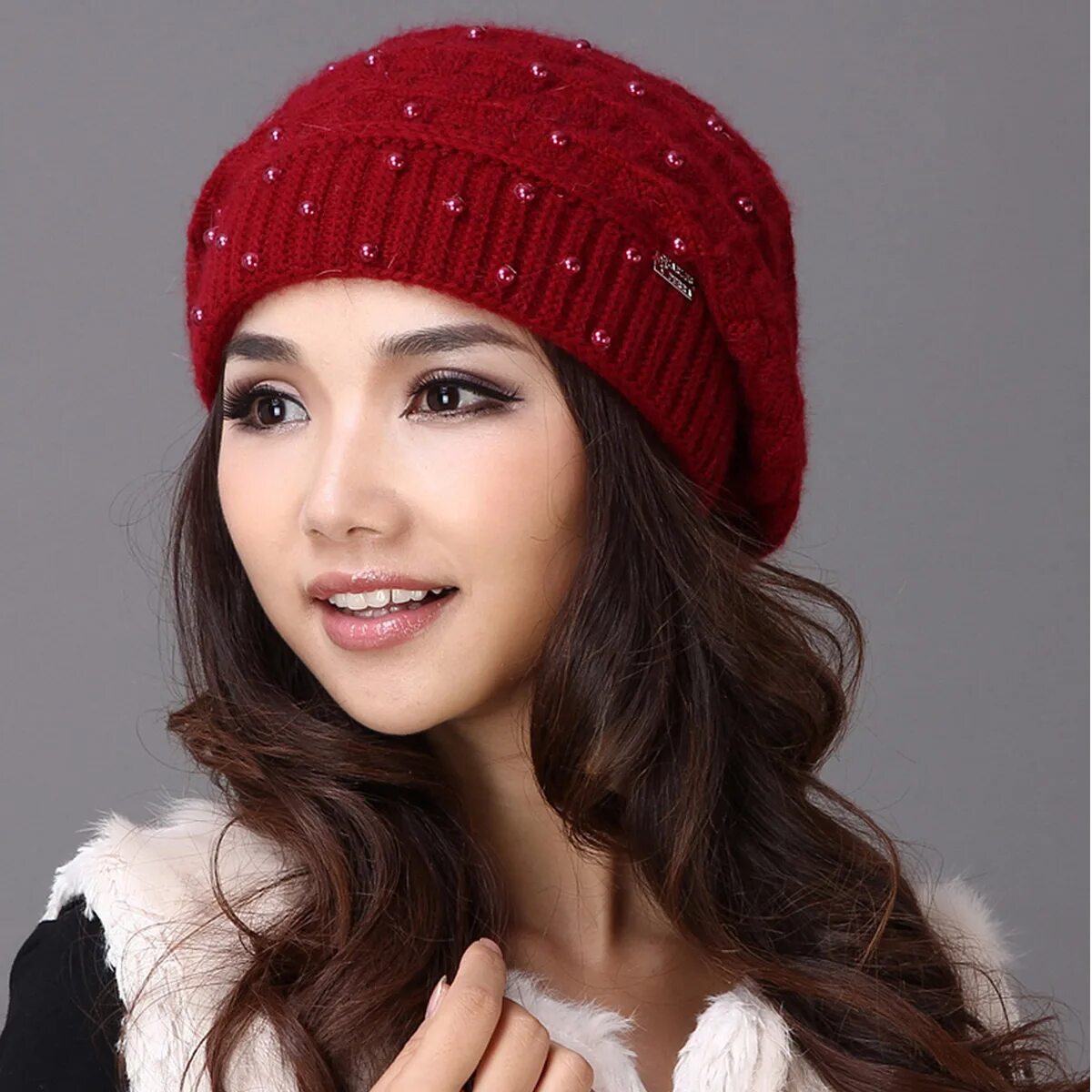 Шапка кари. Женские шапочки в kari. Шапка для девочки. Шапка карра. Шапка с помпоном.