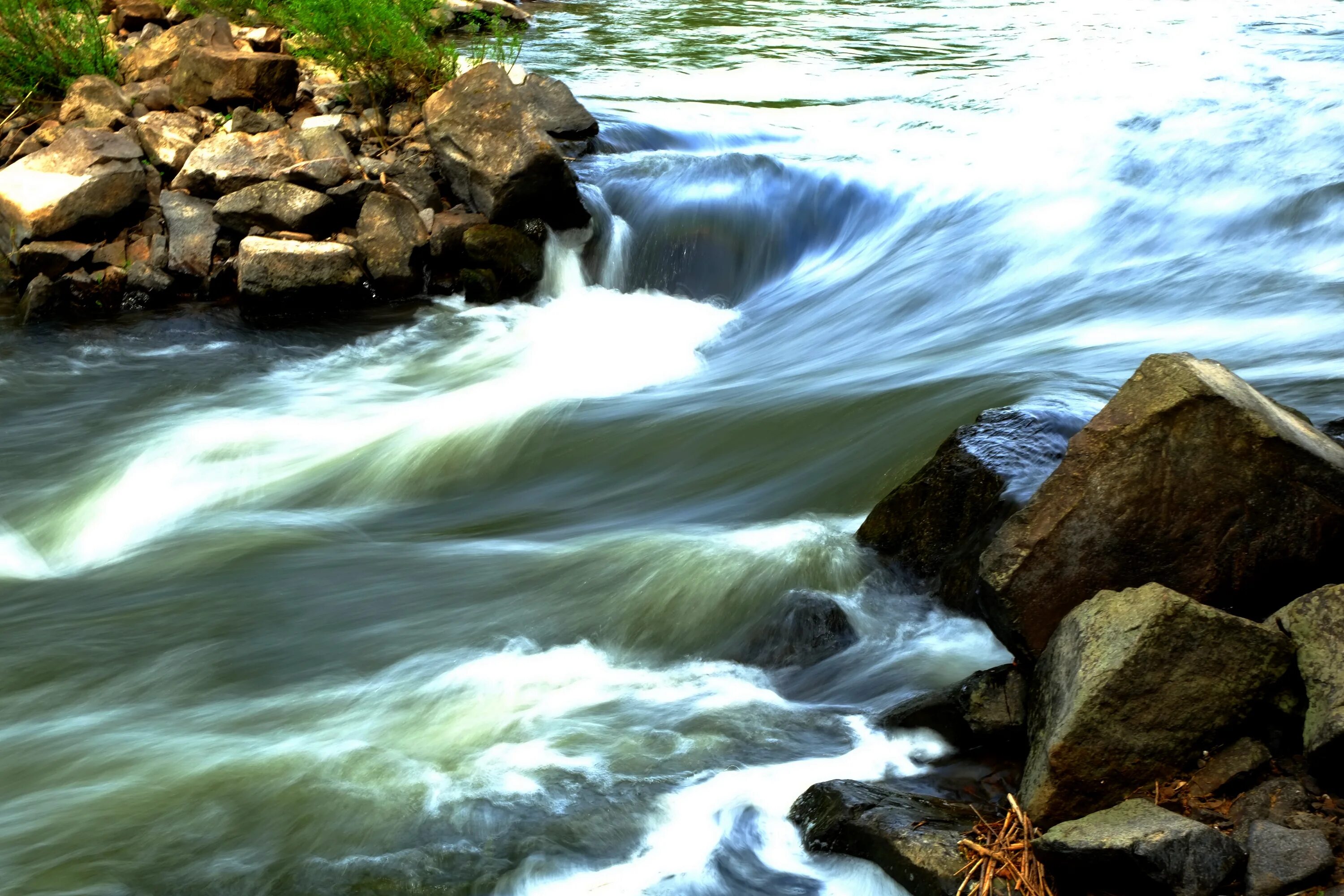 Вблизи края воды. Ручей Джалон. Поток воды. Бурная вода. Бурный поток воды.