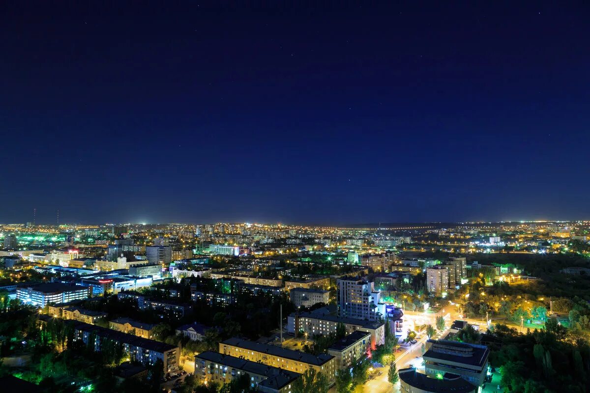 фото приоры на заправке ночью. ночной город крымск. ночной город крымск. затопление крымска в краснодарском крае. танк на заправке ночью.