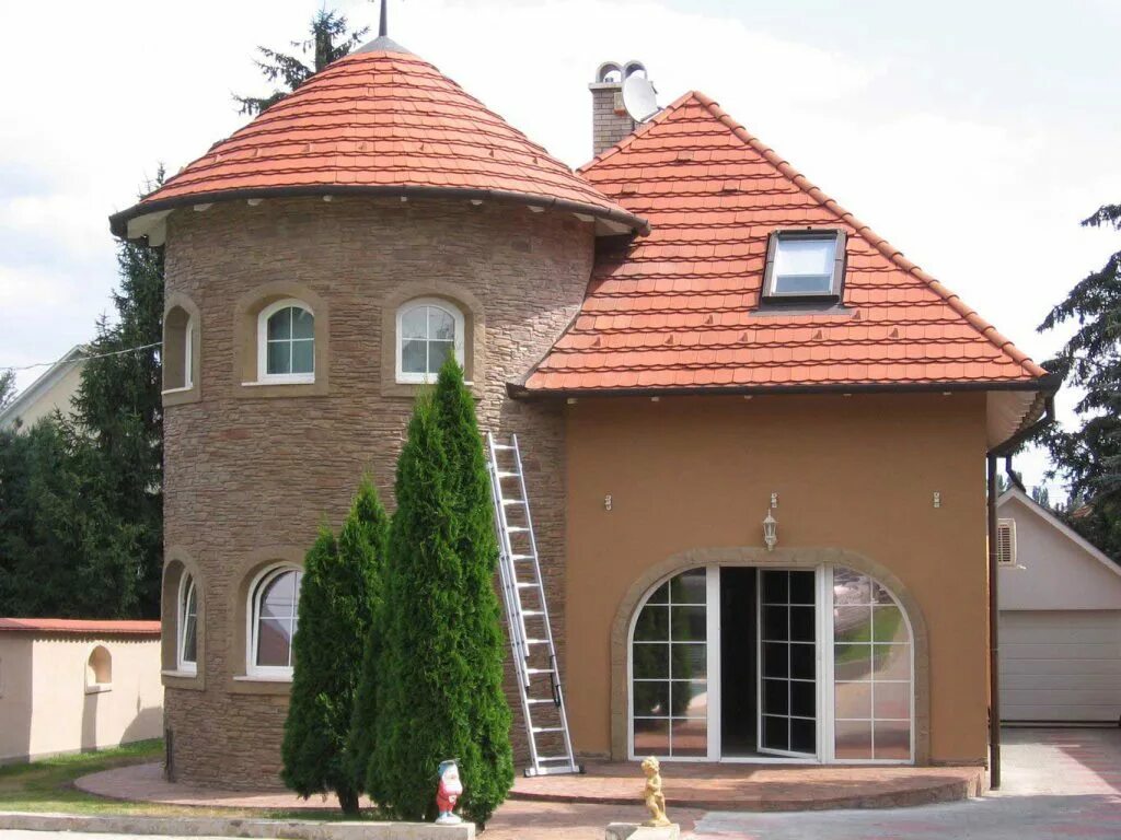 оштукатуренный дом. короед камешковая штукатурка. дом с фасадной штукатуркой. оштукатуренный дом. штукатурка фасада.