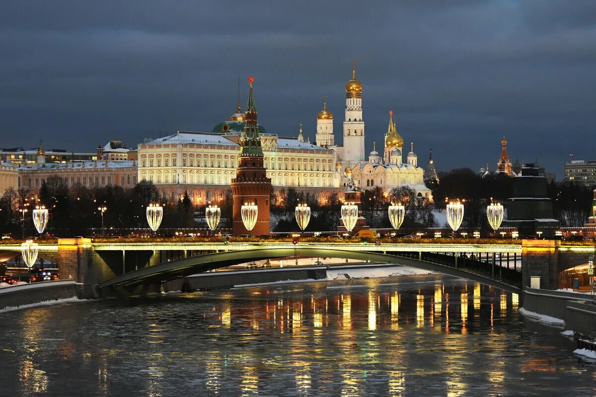 В каком городе сейчас вечер. Москва река мост вечером. вечерняя зимняя москва. кремль мост. москва 2012.