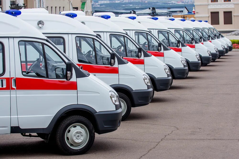 Скорая новгород. Автомобиль скорой медицинской помощи. Машина СМП. Автопарк скорой помощи. Много машин скорой помощи.