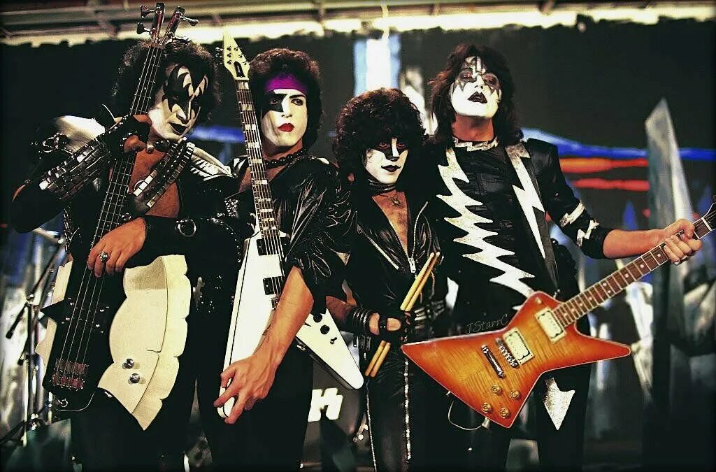 Слушать американский рок. Группа Кисс. Kiss группа 1985. Gene Simmons Kiss 1981. Группа Kiss 2023.