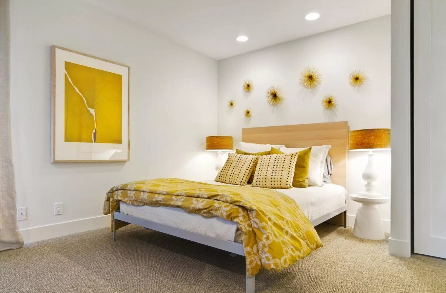 Желтая спальня. Желтый интерьер. Желтый цвет в интерьере. Спальня в желтом цвете. Горчичные обои