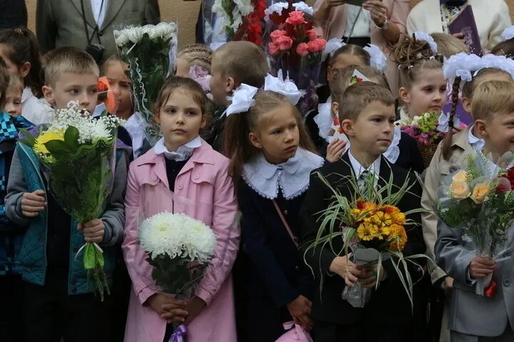 Выплаты школьникам к 1 сентября 2022 года. Школы с первого сентября. Сентябрь школа. Линейка 1 сентября 2022. Первоклашки 2015.